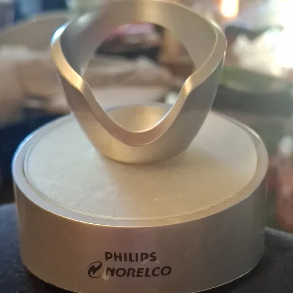 Philips Norelco Metallic Silver Shaving Stand - Picture 1 of 7